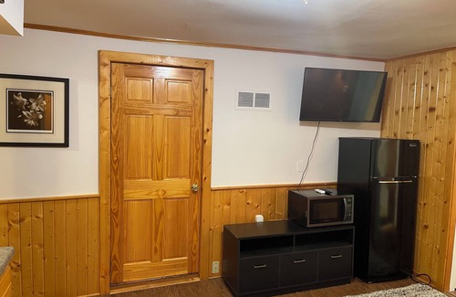 Oscoda Apartment | Cozy studio with AC and WiFi. Central for tourist sites in Oscoda. family of 4.