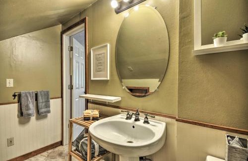 Parkrose Heights Apartment | Cozy Studio with Deck - 9 Mi to Dtwn Portland!