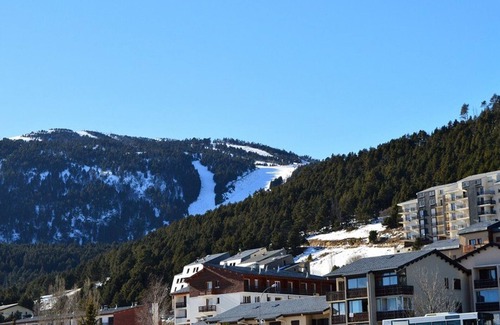 Les Angles Apartment | Cozy Studio with Mezzanine, Ski Lockers, and Free WiFi in Les Angles