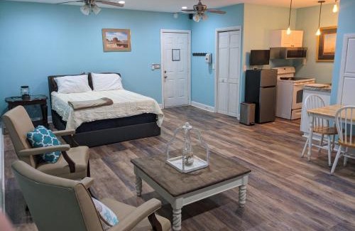 Morehead City House | Cozy studio with movie theater, beach 5 min away
