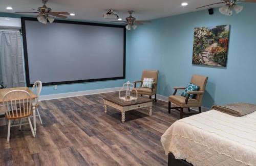 Morehead City House | Cozy studio with movie theater, beach 5 min away