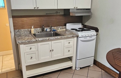 Interchange Square Apartment | Cozy studio with office, full kitchen, bathroom close to beach Palm Bay