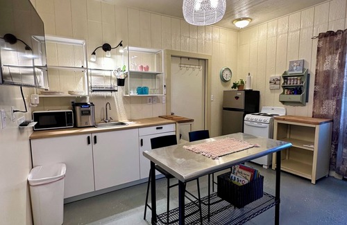 Hallettsville Apartment | Cozy studio with private garage parking in Hallettsville