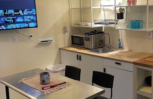 Hallettsville Apartment | Cozy studio with private garage parking in Hallettsville