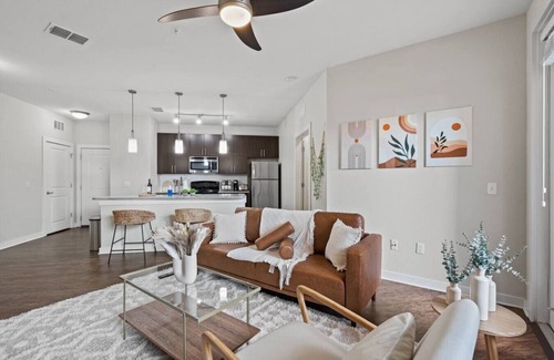 North Hyde Park Apartment | Cozy/Stylish Downtown APT/Pool,gym, FREE Parking