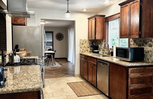 Hillsboro House | Cozy & Stylish Homenn