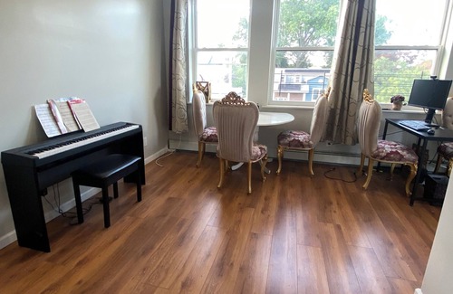 North Side Apartment | Cozy suburban apartment just 30 minutes from Manhattan