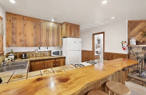 Sugarloaf Cottage | Cozy Sugar Chalet Mountain Retreat in Big Bear
