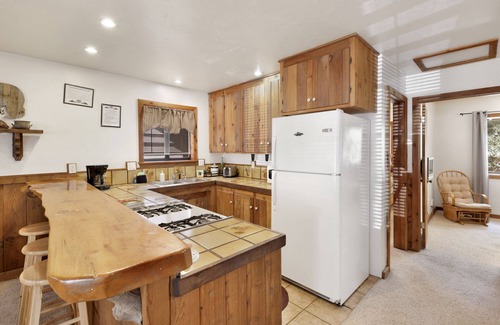 Sugarloaf Cottage | Cozy Sugar Chalet Mountain Retreat in Big Bear