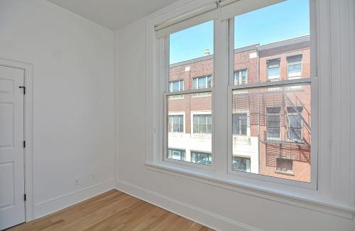 Downtown Apartment | Cozy Suite, Sleeps 4, walk to Theater & Dining