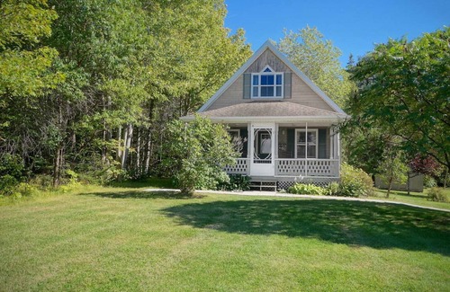 Panmure Island Cottage | Cozy Summer House on Idyllic Waterfront at The Manor at Panmure