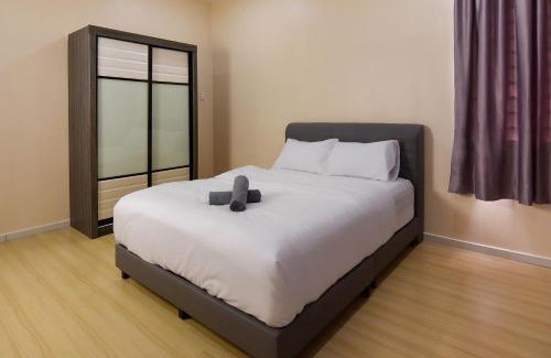 Larut Apartment | Cozy Sunset View High Floor Condo with Free WiFi Netflix