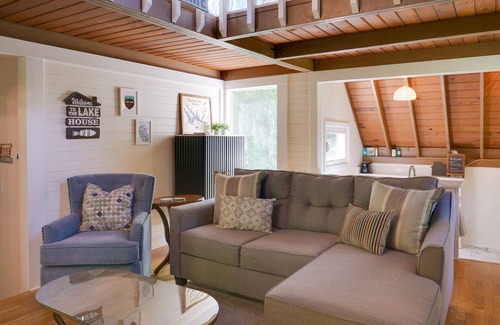 Tullahoma Cabin | Cozy Tennessee Cabin w/Deck, Grill & Fire Pit!