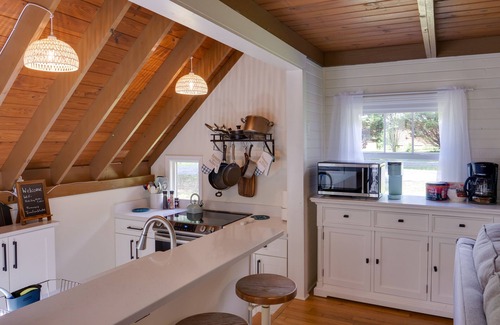 Tullahoma Cabin | Cozy Tennessee Cabin w/Deck, Grill & Fire Pit!