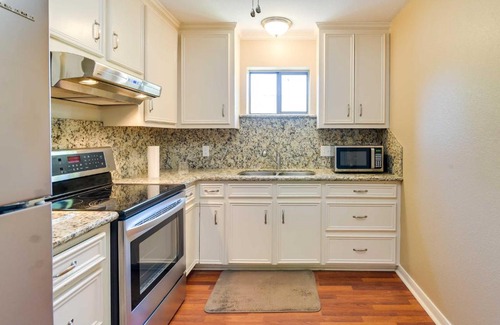 Texas City Apartment | Cozy Texas City Guest House - 5 Mi to Beach!