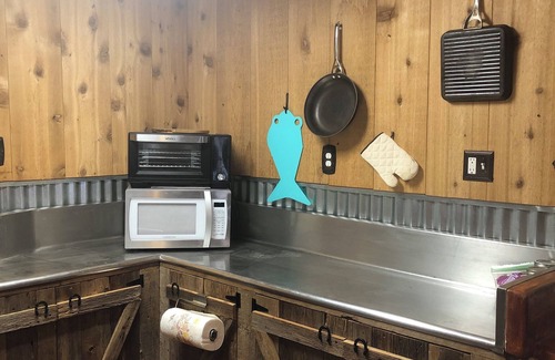 Southside House | Cozy Texas-themed bungalow casita. Pet friendly.