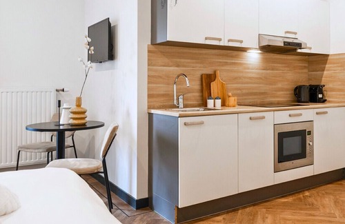 Centrum Apartment | Cozy Tilburg space with 100+ Mbps WiFi, smart TV, and private balcony—ideal for work and relaxation.
