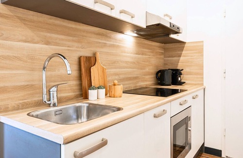 Centrum Apartment | Cozy Tilburg space with 100+ Mbps WiFi, smart TV, and private balcony—ideal for work and relaxation.
