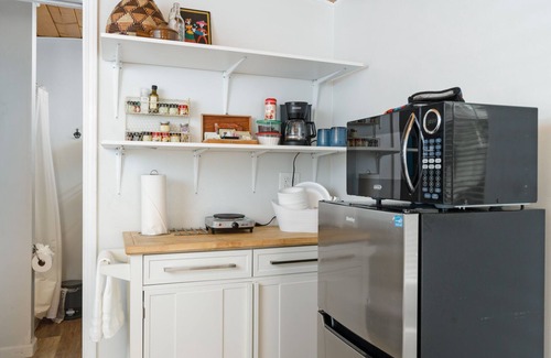 Royal Crest Rancheros House | Cozy Tiny House for Two with Private Yard in Paradise
