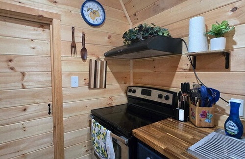 Cadiz Cabin | Cozy tiny house near Lake Barkley with fire pit, grill, & lake five minutes away