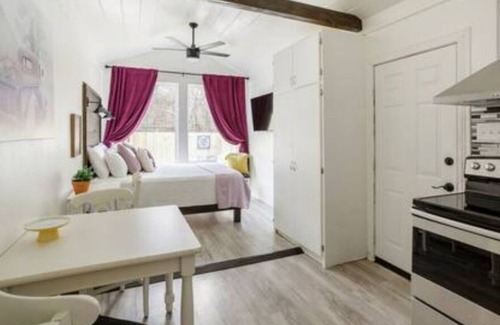 Spring Branch Cottage | Cozy Tiny House with Hot Tub Near Canyon Lake / Romantic Couples Getaway