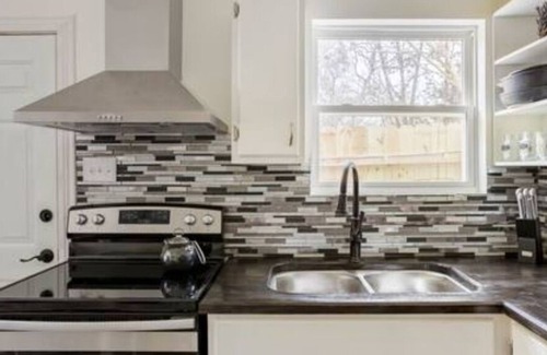 Spring Branch Cottage | Cozy Tiny House with Hot Tub Near Canyon Lake / Romantic Couples Getaway
