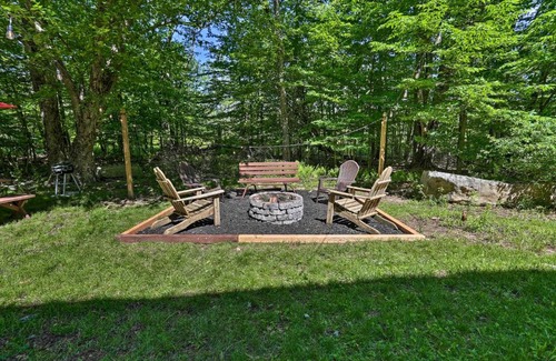 Tobyhanna House | Cozy Tobyhanna Cabin with Hot Tub and Resort Amenities