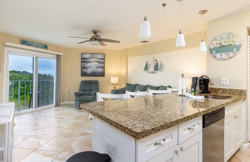 Monroe County Condo | Cozy Top Floor Condo close to Diving, Snorkeling & Fishing charters! Sleeps 6