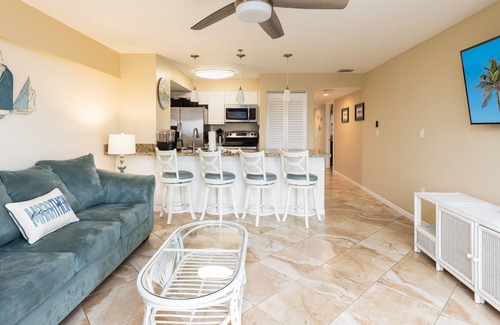 Monroe County Condo | Cozy Top Floor Condo close to Diving, Snorkeling & Fishing charters! Sleeps 6