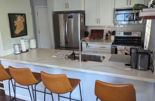 Ravenna Condo | Cozy Top Floor Corner Apartment w Office in Maple Leaf Neighborhood