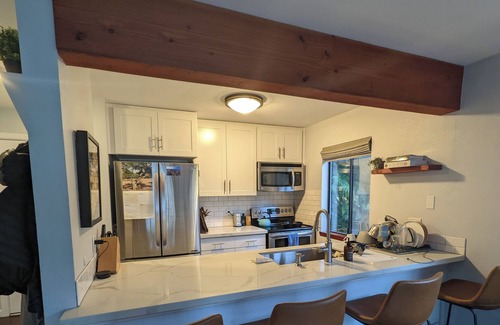 Ravenna Condo | Cozy Top Floor Corner Apartment w Office in Maple Leaf Neighborhood