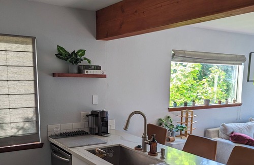 Ravenna Condo | Cozy Top Floor Corner Apartment w Office in Maple Leaf Neighborhood
