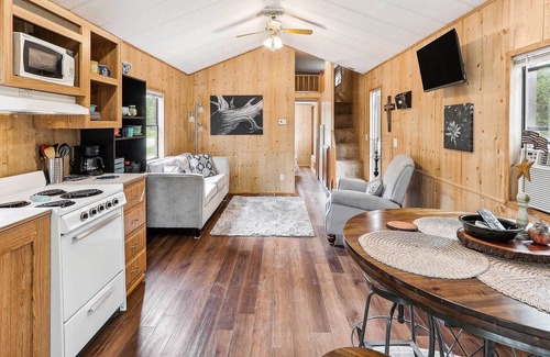 Oak Grove Cabin | Cozy Toronto Lake Cabin < 2 Mi to Marina!
