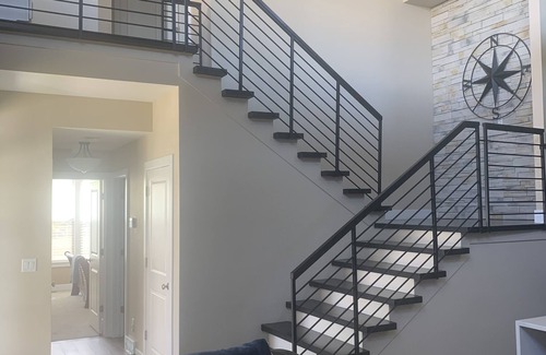 Daybreak House | Cozy Town home 2mins Away from Lake