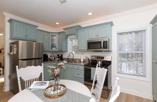 Helen Condo | Cozy TownHaus by Jubelas - Private Relaxing Hot Tub