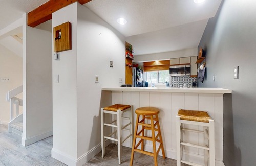 Stratton Mountain Condo | Cozy Townhome with Shared Pool, W/D & Wood-Burning Fireplace