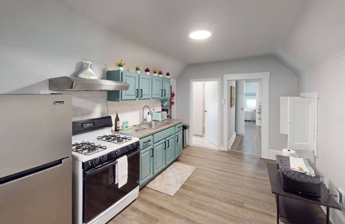 Irvington House | Cozy Traveling Professional's Retreat 15 min to EWR, Near NYC