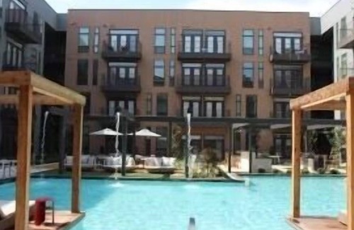West Dallas Apartment | Cozy trinity groves apt with downtown view