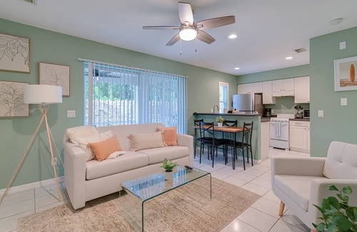 Port Charlotte Apartment | Cozy tropical getaway - Pool/ BBQ/Pet friendly