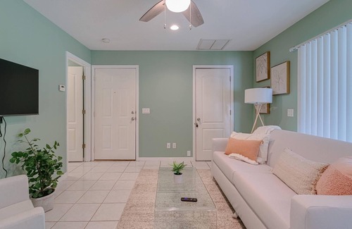 Port Charlotte Apartment | Cozy tropical getaway - Pool/ BBQ/Pet friendly