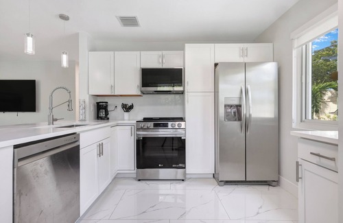 Melaleuca Gardens House | Cozy tropical home/Fishing near the ocean!