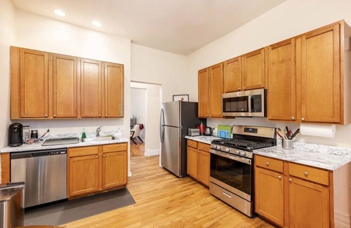 Lakeview Apartment | Cozy two bedroom close to Wrigley Field