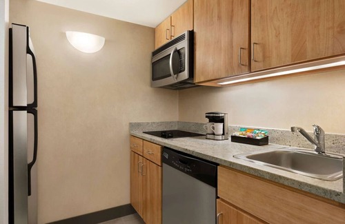 Spruce Hill Hotel | Cozy Up in University City: Full Kitchen, Near Art & Franklin Institute! Parking