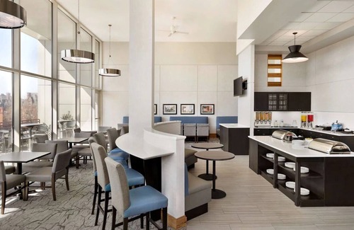 Spruce Hill Hotel | Cozy Up in University City: Full Kitchen, Near Art & Franklin Institute! Parking