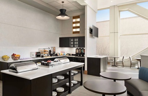 Spruce Hill Hotel | Cozy Up in University City: Full Kitchen, Near Art & Franklin Institute! Parking