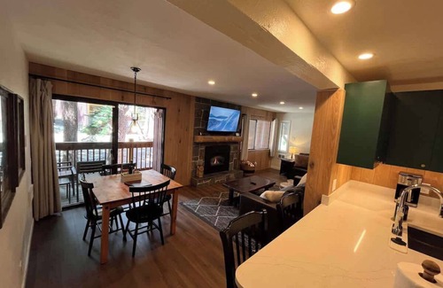 Mammoth Lakes Condo | Cozy Upgraded Condo Close to Canyon 1 M to Village
