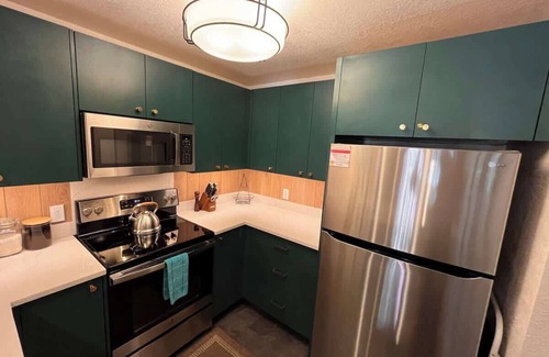 Mammoth Lakes Condo | Cozy Upgraded Condo Close to Canyon 1 M to Village