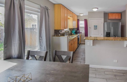 East Colfax Apartment | Cozy upper Brick Ranch Near Downtown Denver, Zoo & Museum with King beds.