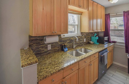 East Colfax Apartment | Cozy upper Brick Ranch Near Downtown Denver, Zoo & Museum with King beds.