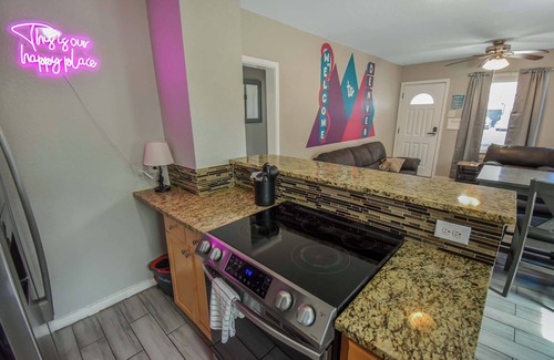 East Colfax Apartment | Cozy upper Brick Ranch Near Downtown Denver, Zoo & Museum with King beds.